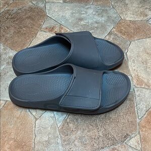 OOFOS Men's Charcoal Slide Sandals